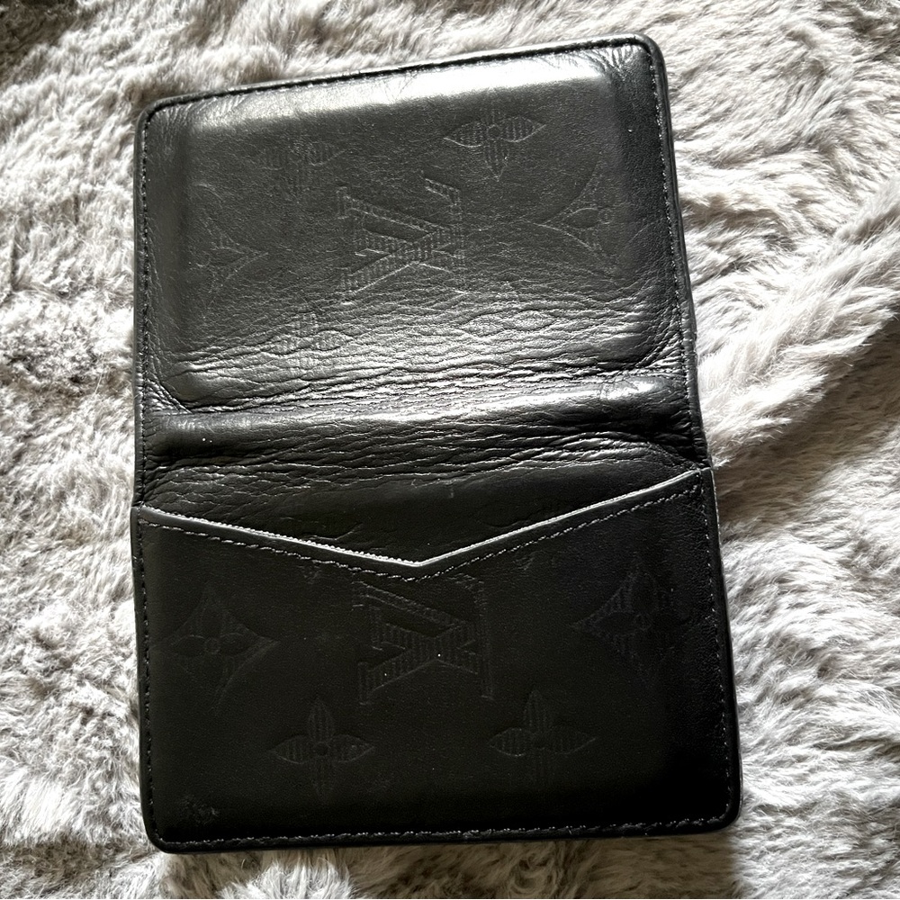 Louis Vuitton -Black, men’s bi-fold wallet. Gently loved by the previous owner